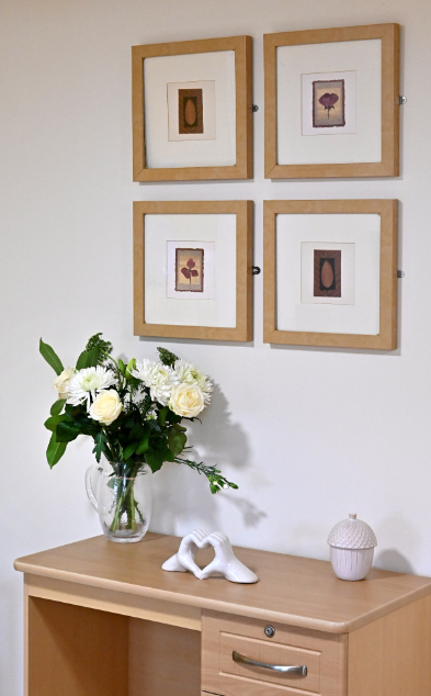 Bedroom photo frames with flowers